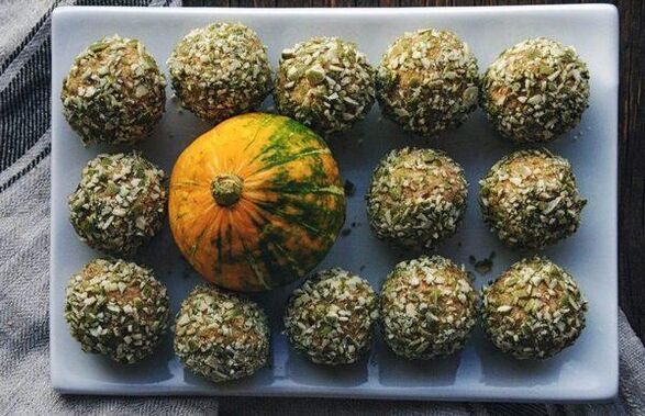Honey balls made of pumpkin seeds from prostatitis